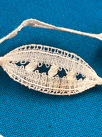 Very Fine Long Ovals Off-White Vintage 1960s? Cotton Lace Trim 10mm Wide
