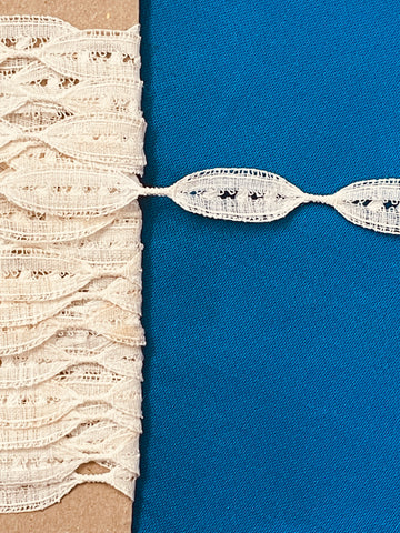 Very Fine Long Ovals Off-White Vintage 1960s? Cotton Lace Trim 10mm Wide