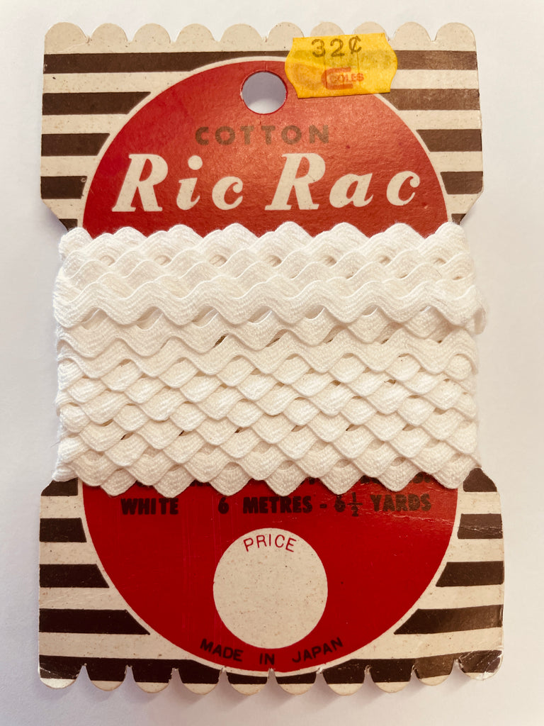 4.5m ON CARD: Vintage cotton white ric rac 9mm high top to bottom