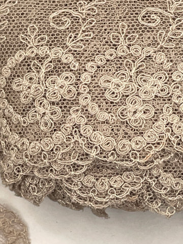 1.5m LEFT: 50s? Vintage ecru cotton intricate needle run lace trim 5cm wide