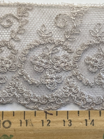 1.5m LEFT: 50s? Vintage ecru cotton intricate needle run lace trim 5cm wide