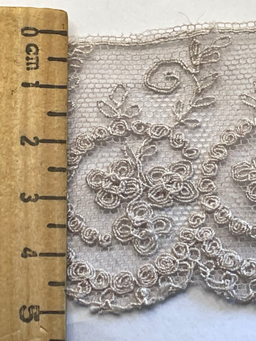 1.5m LEFT: 50s? Vintage ecru cotton intricate needle run lace trim 5cm wide