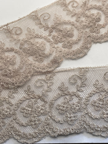 LAST PIECE: 50s? Vintage ecru cotton intricate needle run lace trim 55mm Wide