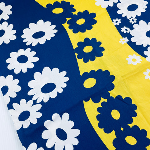 1.5m LEFT: Vintage Fabric 70s 80s Retro Iluka Bold Daisies Decorator Cotton