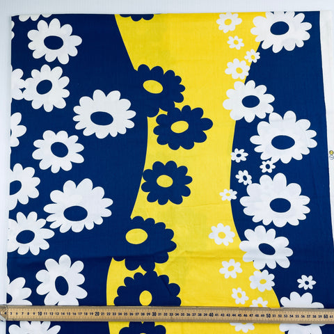1.5m LEFT: Vintage Fabric 70s 80s Retro Iluka Bold Daisies Decorator Cotton